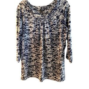 Daisy Fuentes black White Top scroop neck long sleeve stretchy & comfortable M